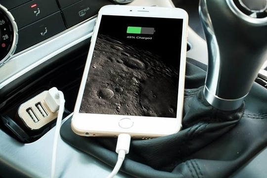 Cắm sạc điện thoại trên ô tô, cứ 100 km tốn bao nhiêu xăng?
