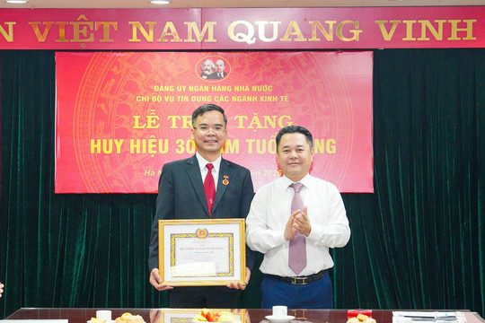 Phó Thống đốc Nguyễn Ngọc Cảnh trao tặng Huy hiệu 30 năm tuổi Đảng cho đồng chí Nguyễn Xuân Bắc