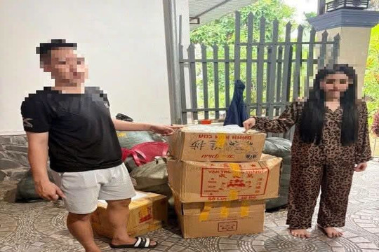 Theo dõi 4 tài khoản Facebook, TikTok chuyên livestream quần áo, phát hiện nữ chủ shop SN 2004 cùng kiện hàng 100 triệu đồng