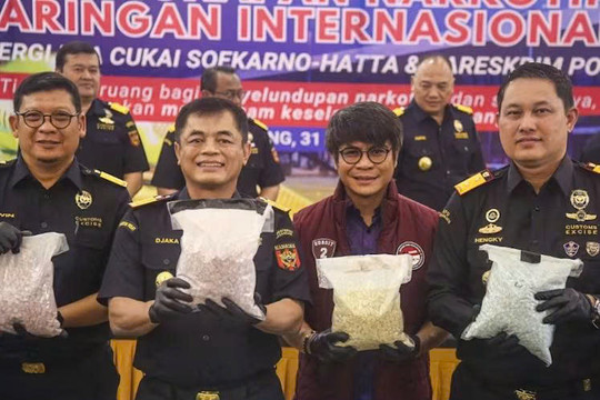 Bắt phi công hãng hàng không quốc gia Malaysia, phát hiện vali chứa hơn 70.000 viên thuốc lắc