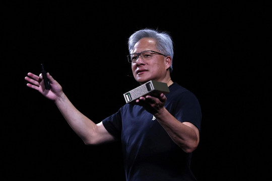 CEO Nvidia: Thợ điện và thợ xây có thể kiếm trên 100.000 USD mỗi năm