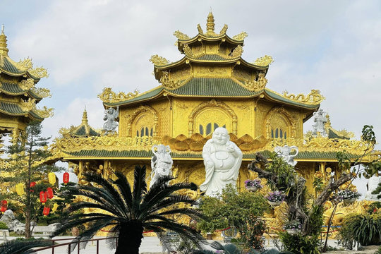 Phát hiện ngôi chùa 'dát vàng' được ví như Thái Lan thu nhỏ, cách Hà Nội chưa đầy 1 giờ di chuyển