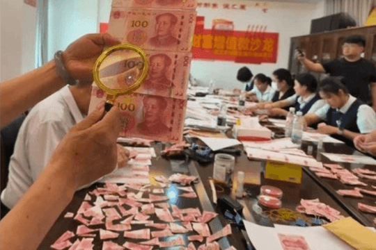 Cụ ông 80 tuổi xé nát hơn 1 tỷ đồng tiền dưỡng già thành 15.000 mảnh vụn: Ngân hàng phải huy động hơn 10 nhân viên dùng nhíp gắp từng mảnh, soi kính lúp để ghép lại