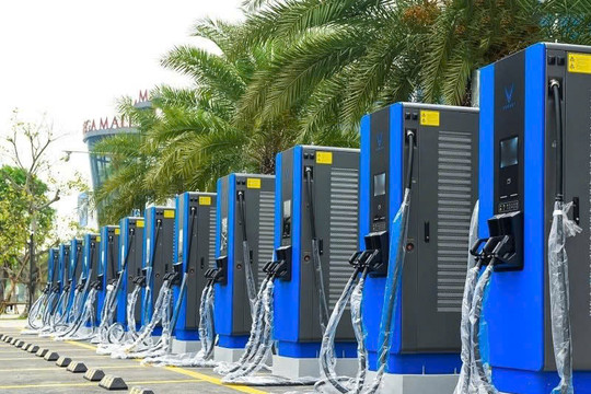 Tăng vốn lên hơn 9.000 tỷ đồng, một doanh nghiệp nước ngoài lấn sân mảng trạm sạc điện cùng VinFast, Grab