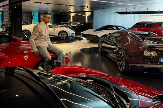 Không cần khoe lương, Cristiano Ronaldo chỉ đăng vài tấm ảnh 'đồ chơi' đã khiến thế giới đứng hình