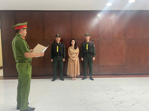 Danh tính nữ ca sĩ nổi tiếng vừa bị công an khởi tố, bắt tạm giam