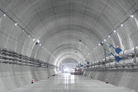 Huy động 2 máy TBM xây đường hầm dài 16km ở độ sâu 78m dưới đáy biển, mở đường cho dự án đường sắt cao tốc 250km/h