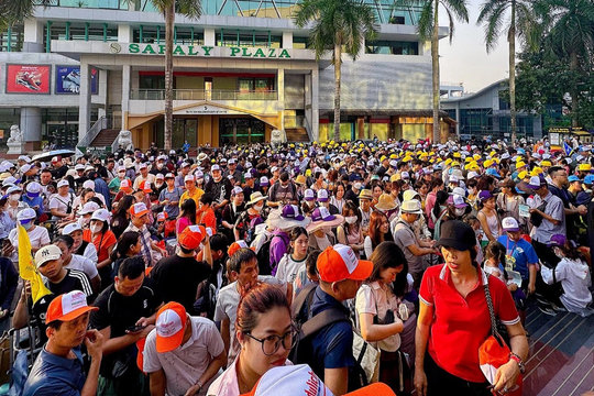 Một doanh nghiệp Việt Nam chơi lớn, đưa toàn bộ 42.000 công nhân đi du lịch biển Nha Trang