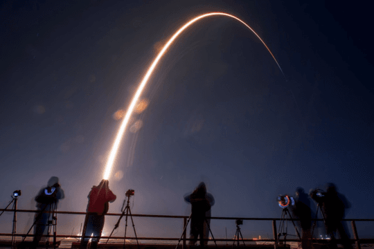 Tên lửa SpaceX vỡ tan tành, mảnh vỡ 4 tấn to bằng xe buýt va vào Mặt Trăng