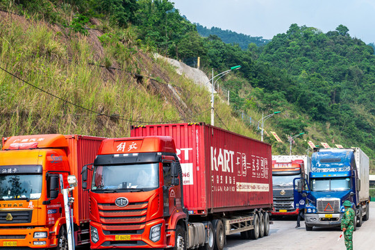 Nườm nượp xe chở nông sản thông quan tại cửa khẩu Lạng Sơn sang Trung Quốc