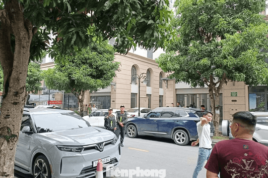 Khám xét nơi ở của Huấn Hoa Hồng