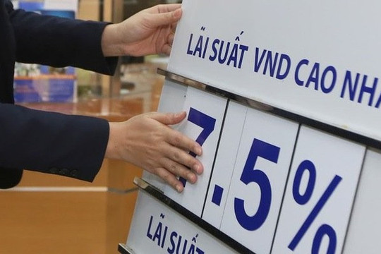 Lãi suất huy động leo thang, ngân hàng chịu sức ép kép