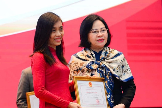 Nữ Giáo sư ngành Công nghệ Thông tin và được gọi là ‘ngọc nữ khoa học’, hiện có 35 năm gắn bó với Đại học xếp thứ 360 thế giới và số 1 Việt Nam