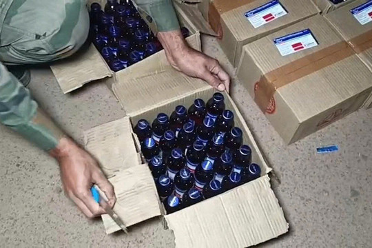 Đột kích một căn hộ, cảnh sát tìm thấy gần 7 tỷ đồng tiền mặt chất đống cùng vàng và hàng nghìn chai siro ho