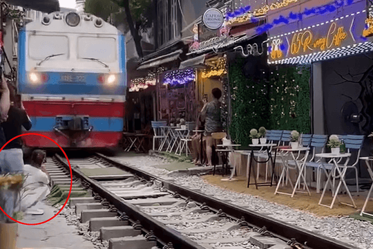 Cô gái bị hất văng điện thoại khi ngồi sát đường ray tại 'phố cà phê đường tàu' Hà Nội: Cơ quan chức năng vào cuộc xác minh