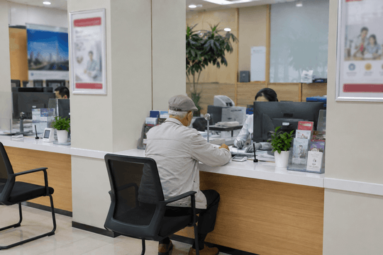 Phát hiện cụ ông 75 tuổi thực hiện giao dịch 1,3 tỷ đồng, nhân viên ngân hàng lập tức gọi điện cầu cứu cảnh sát