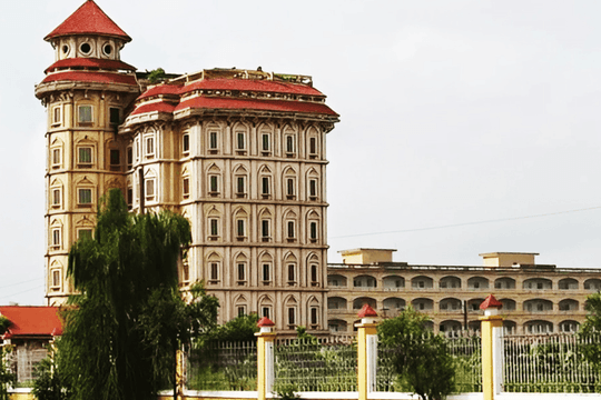 Cảnh hoang tàn tại ngôi trường đại học hơn 10ha vừa bị yêu cầu ‘xóa sổ’