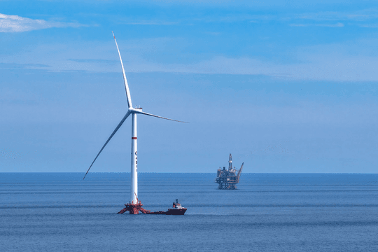 Láng giềng Việt Nam đưa giàn điện gió nổi công suất 16MW nặng 7.800 tấn ra vùng biển sâu 136m, chống chịu được bão cấp 17