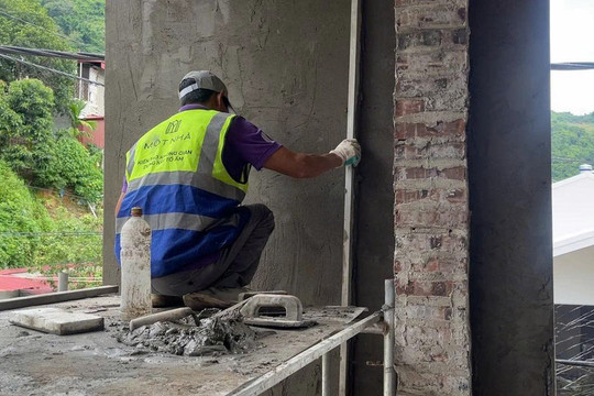 Nghề trát vữa kiếm gần 1 tỷ đồng/năm vẫn thiếu người, giám đốc phải vào tận trường đại học 'săn' sinh viên