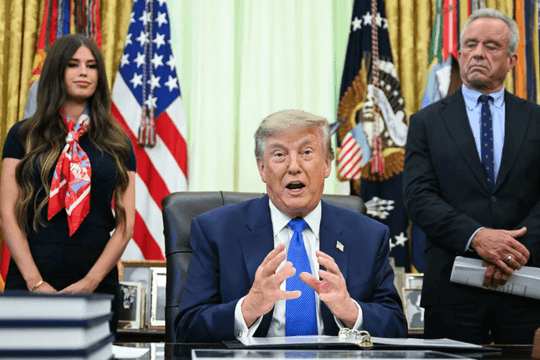 Ông Trump thông qua sắc lệnh bất thường về chương trình tiêm chủng vaccine cho trẻ em Mỹ