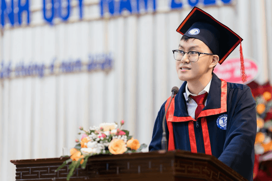 Nam sinh 6 năm trước chọn Y khoa vì 'gần nhà' và rất chật vật, hiện tốt nghiệp Thủ khoa với GPA 3.89/4 và nói thẳng ý định sắp tới