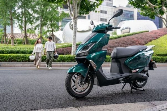 SH Mode có đối thủ đáng gờm: Giá 35 triệu đồng, trang bị ABS, sạc nhanh Type-C, ăn xăng 1,9 lít/100 km