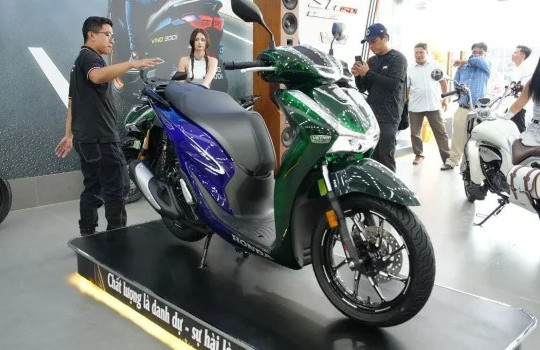Chiếc Honda SH150i vừa được đại lý Việt nhập về có gì đặc biệt mà giá lên tới 235 triệu đồng?