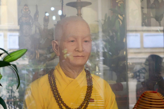 Pho tượng giống hệt người thật khiến nhân viên hải quan đòi kiểm tra hộ chiếu khi qua cửa khẩu, được trưng bày tại ngôi cổ tự hơn 600 năm tuổi giữa lòng Thủ đô