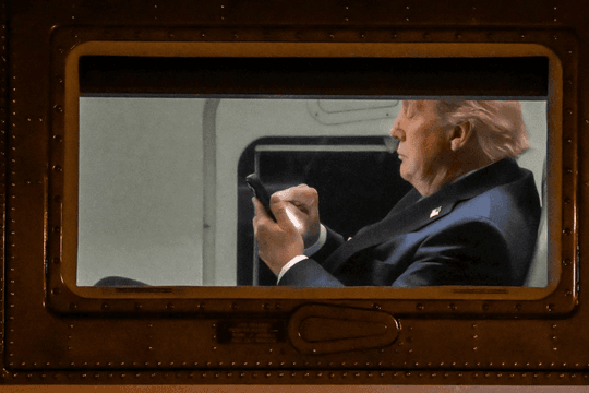 Ông Trump bị kiện vì thu phí 100.000 USD/tháng với gói đọc trước bài viết trên Truth Social