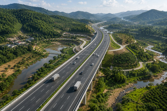 Chỉ vài tháng nữa, Việt Nam chính thức khai thác trục cao tốc gần 22.000 tỷ nối 'rừng - biển' đầu tiên của đất nước