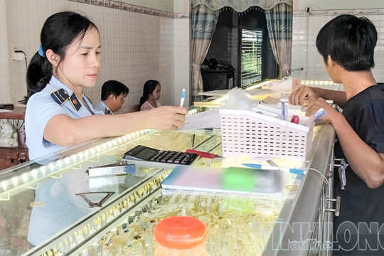 Cơ quan chức năng phát hiện 17 vụ việc có dấu hiệu vi phạm sau khi kiểm tra hàng loạt tiệm vàng tại Vĩnh Long