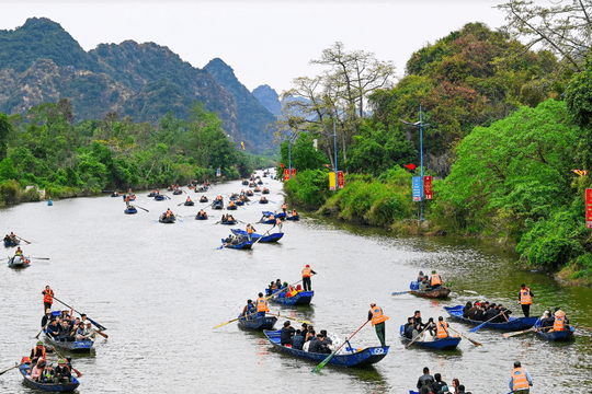 Nhiều người chèo đò chở khách ở Chùa Hương bị lừa 4,4 tỷ đồng xin cấp phép hoạt động