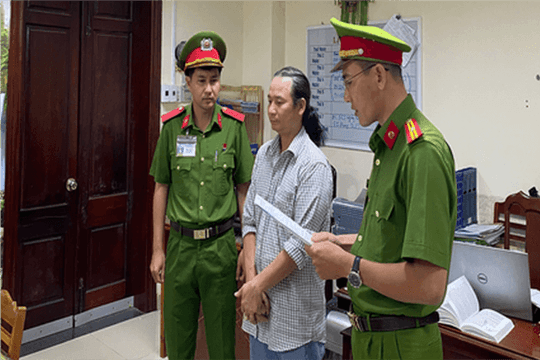 Khám xét cửa hàng nổi tiếng ngay giữa trung tâm thành phố, khởi tố ông chủ Phạm Văn Tân SN 1983