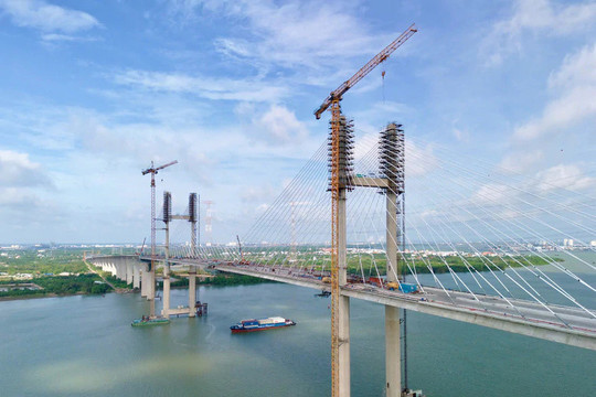 Chỉ 1 tháng nữa, chính thức hoàn thiện cầu dây văng có tĩnh không cao nhất Việt Nam: Sẵn sàng thông tuyến cao tốc gần 30.000 tỷ