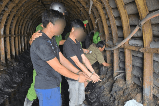 Bắt khẩn cấp 2 công nhân ngay tại mỏ than