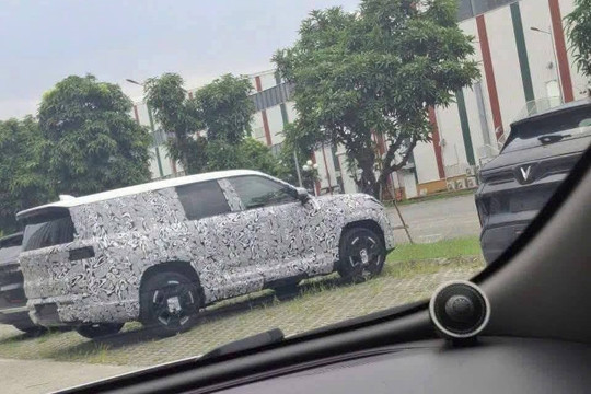 SUV lạ to ngang VF 9 xuất hiện tại nhà máy VinFast: Ngoại hình hầm hố, dân mạng xôn xao đoán tên