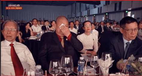 Khoảnh khắc khiến 'đại gia đi tu' Lê Phước Vũ bật khóc