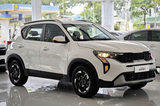 Kia Sonet 'đạp giá' xuống rẻ nhất phân khúc SUV đô thị, Suzuki Fronx đấu lại hụt hơi