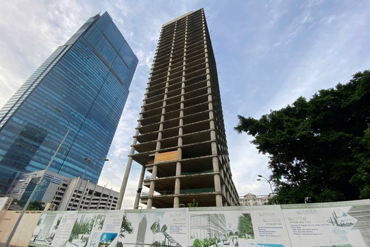 Cận cảnh tòa tháp chọc trời nằm 'sát sườn' Landmark 72 sau hơn một thập kỷ bỏ hoang