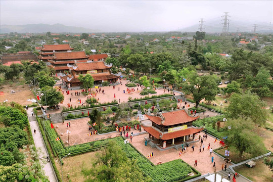Ngôi chùa làm từ 1.500m³ gỗ lim, sở hữu tượng Phật ngọc nguyên khối nặng 3,8 tấn lớn nhất cả nước, do Vingroup của ông Phạm Nhật Vượng cung tiến
