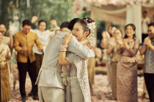 Phương Mỹ Chi nhận phong bì 'mừng cưới' 500 triệu đồng