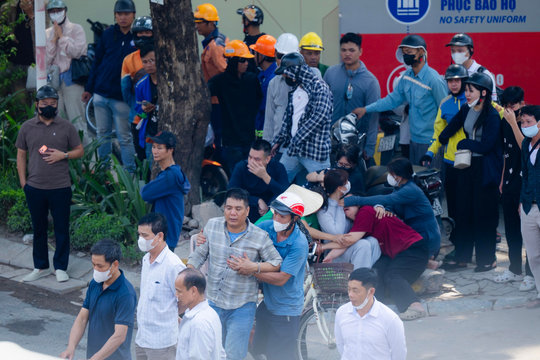 Người thân khóc ngất tại hiện trường vụ tai nạn khiến cháu nhỏ tử vong trên đường Nguyễn Trãi