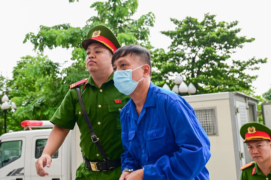 Cựu Thứ trưởng Nguyễn Bá Hoan ra tòa với cáo buộc nhận hối lộ 16 tỷ đồng