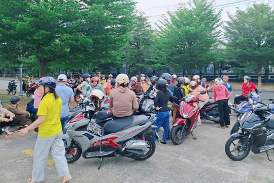 Hàng trăm công nhân tại Đà Nẵng tập trung trước cổng công ty may để yêu cầu trả nợ BHXH