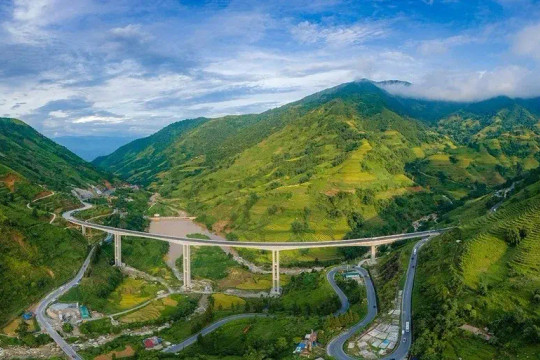 Chiêm ngưỡng cầu cạn có trụ cao nhất Việt Nam, tương đương tòa nhà 27 tầng, nối thẳng đến 'thị trấn nhỏ đẹp nhất thế giới'