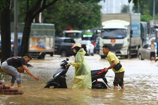 Hà Nội chuẩn bị kịch bản 'chống tê liệt' giao thông khi mưa cực đoan