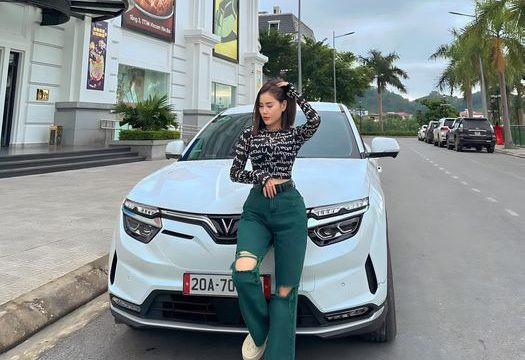 Chủ VF 8 mới mua xe được 4 ngày kể lần chạy qua nước ngập đến gương: 'Nếu là xe xăng, chắc đã thủy kích rồi'