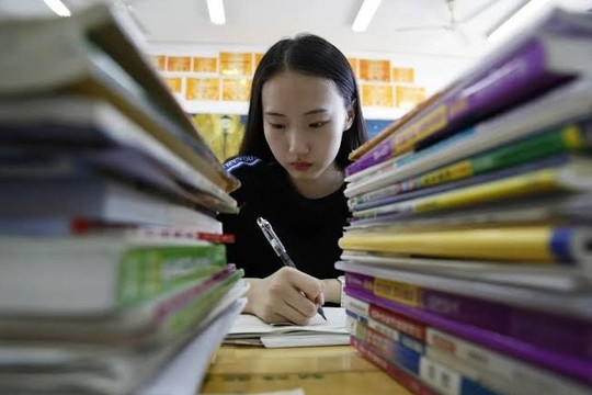 Viết vội vàng mấy chữ, thí sinh học giỏi bị chấm 0 điểm, giám khảo cùng nhà trường nhận đơn phúc khảo đã xem kỹ và tuyên bố lý do