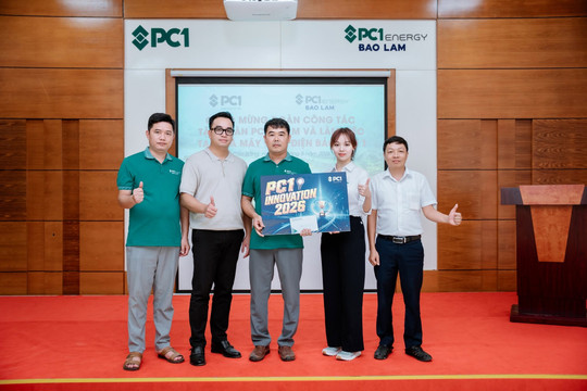 Nữ Chủ tịch sinh năm 1999 của PC1 đích thân thị sát công trường, loạt nhân viên được thưởng nóng