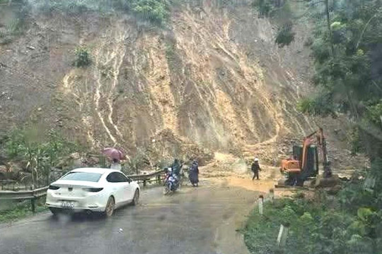 Quốc lộ 16 sạt lở nhiều điểm, ô tô đang di chuyển bị mắc kẹt